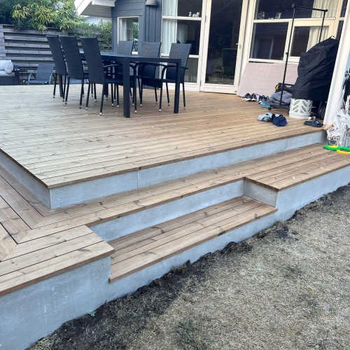 Ny terrasse med trapper ved et hus i Vig