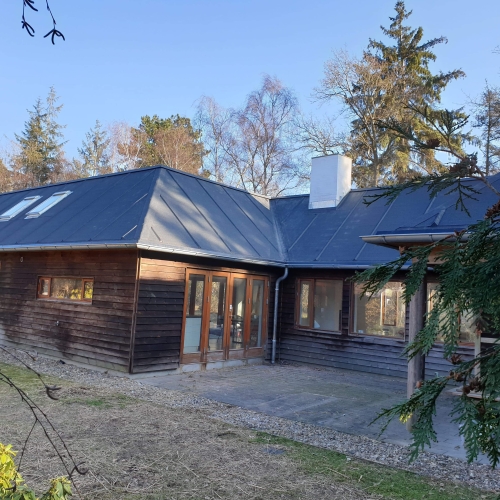 Nyt tag i tagpap er blevet lagt på et sommerhus i Odsherred Kommune