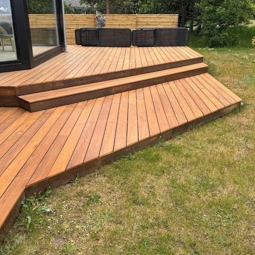 Opbygning af ny træterrasse med trapper ved et sommerhus i Vig
