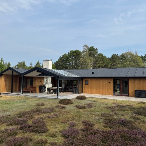 Renovering af et hus ude i en skov med træbeklædning