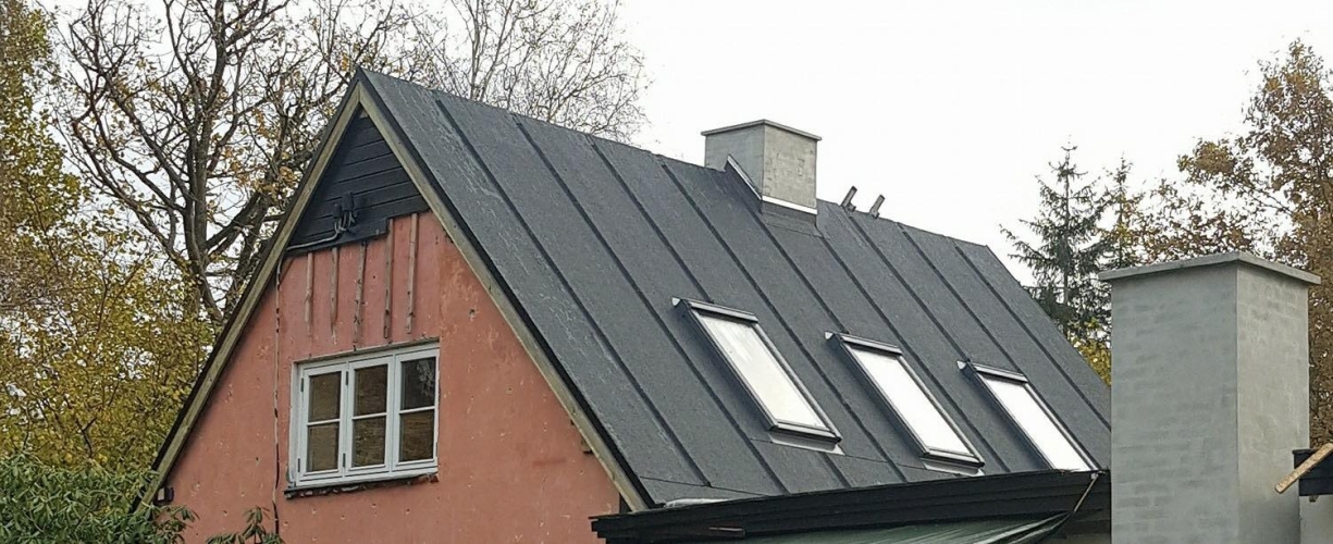 Lægning af et nyt tag på et hus i Vig