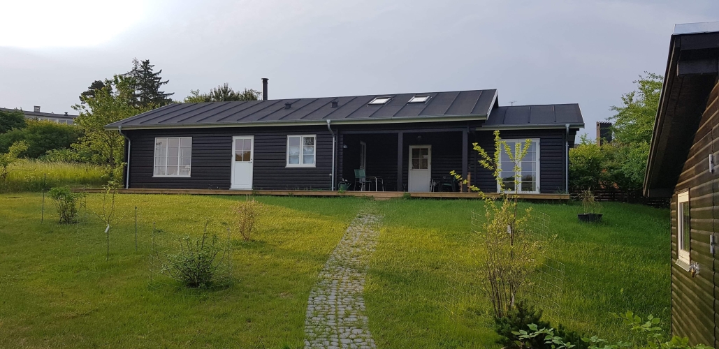 Lægning af nyt tagpap på et sommerhus i Odsherred Kommune
