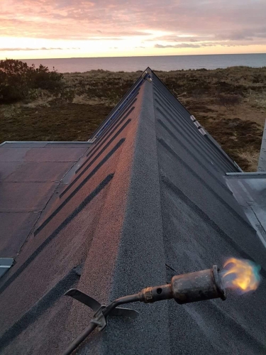Nyt tag er blevet lagt på et hus ved vandet 