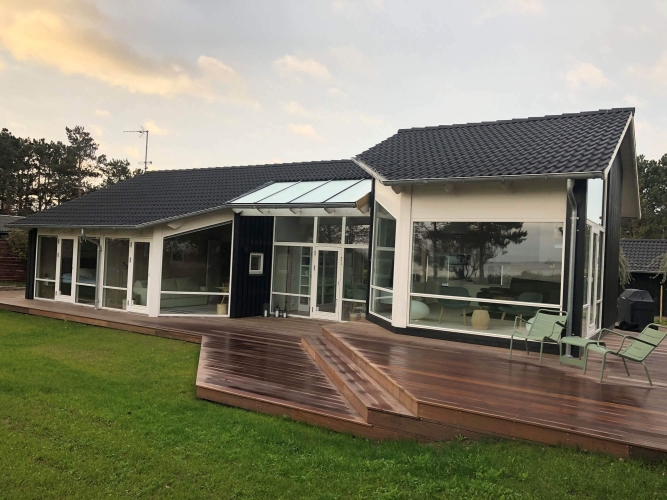 Ny terrasse med forskellige etager ved et hus