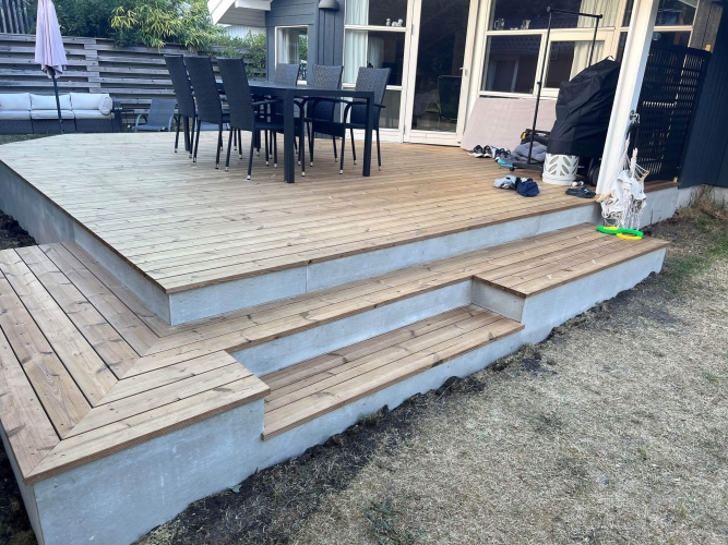 Ny terrasse med trapper ved et hus i Vig