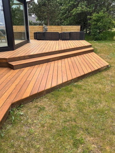 Opbygning af ny træterrasse med trapper ved et sommerhus i Vig