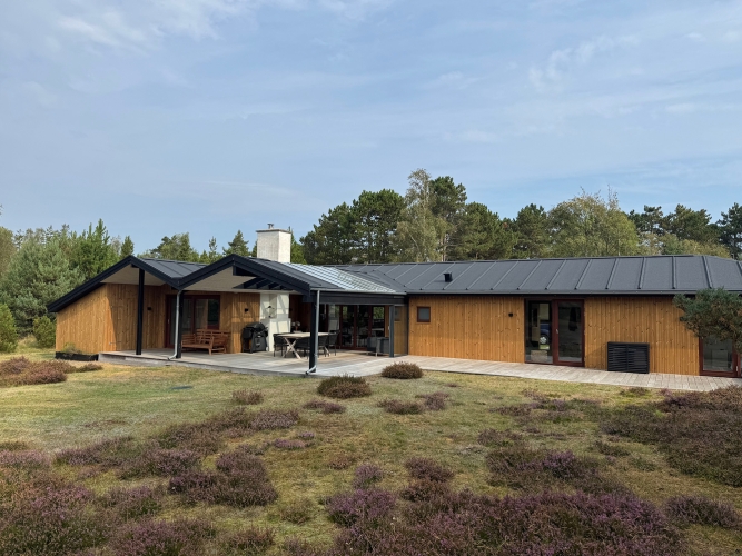Renovering af et hus ude i en skov med træbeklædning