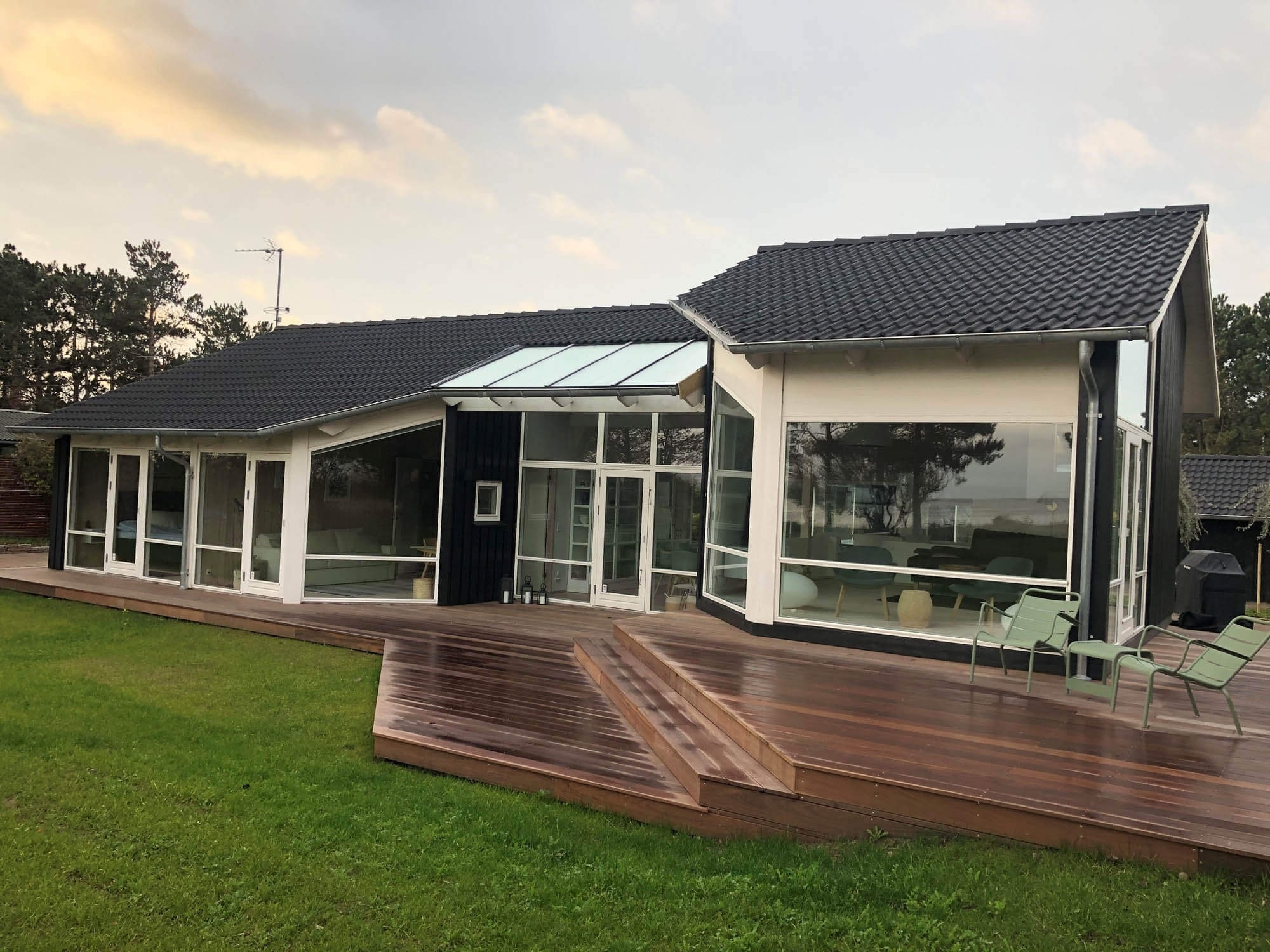 Ny terrasse med forskellige etager ved et hus
